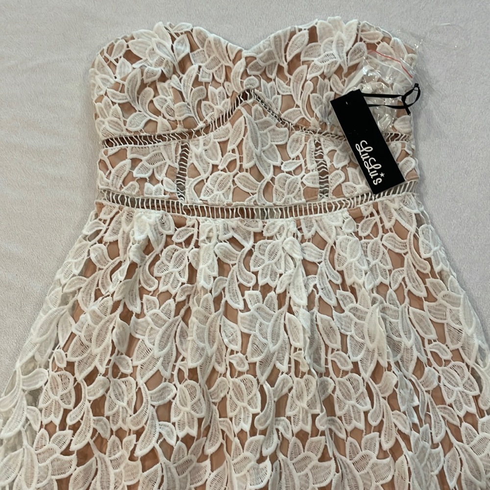 White crochet strapless sweetheart neck dress with detachable straps